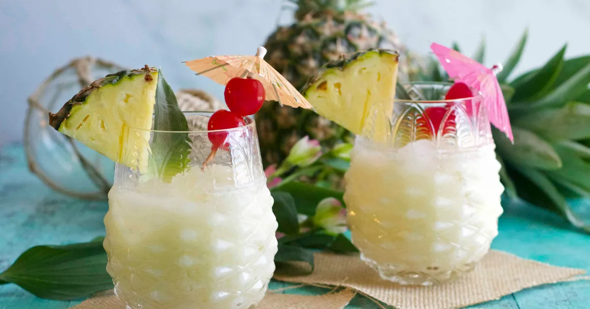  Fepa: drink com rum, abacaxi e água de coco