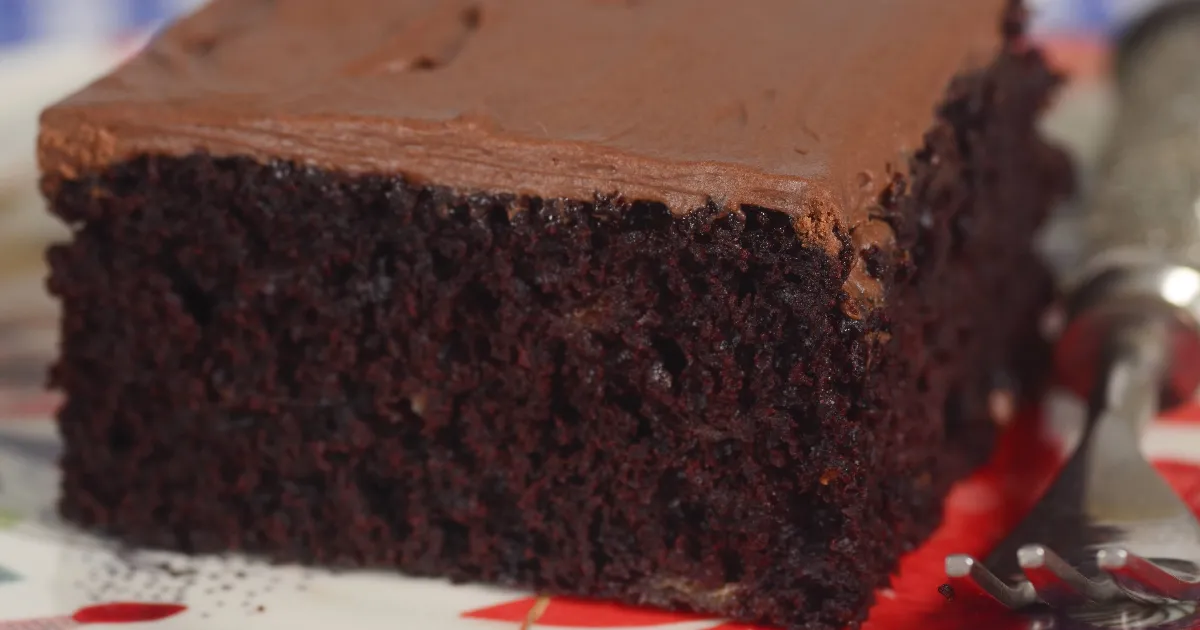 Aprenda a fazer uma deliciosa e fácil torta de banana com chocolate em casa. Confira...