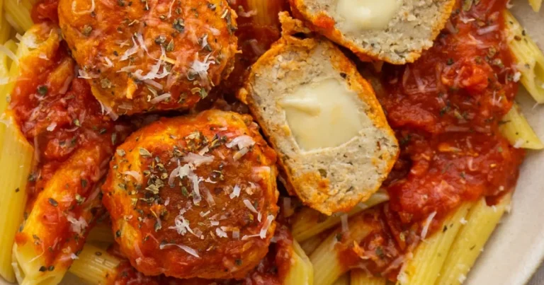 Almôndegas de frango recheadas com queijo
