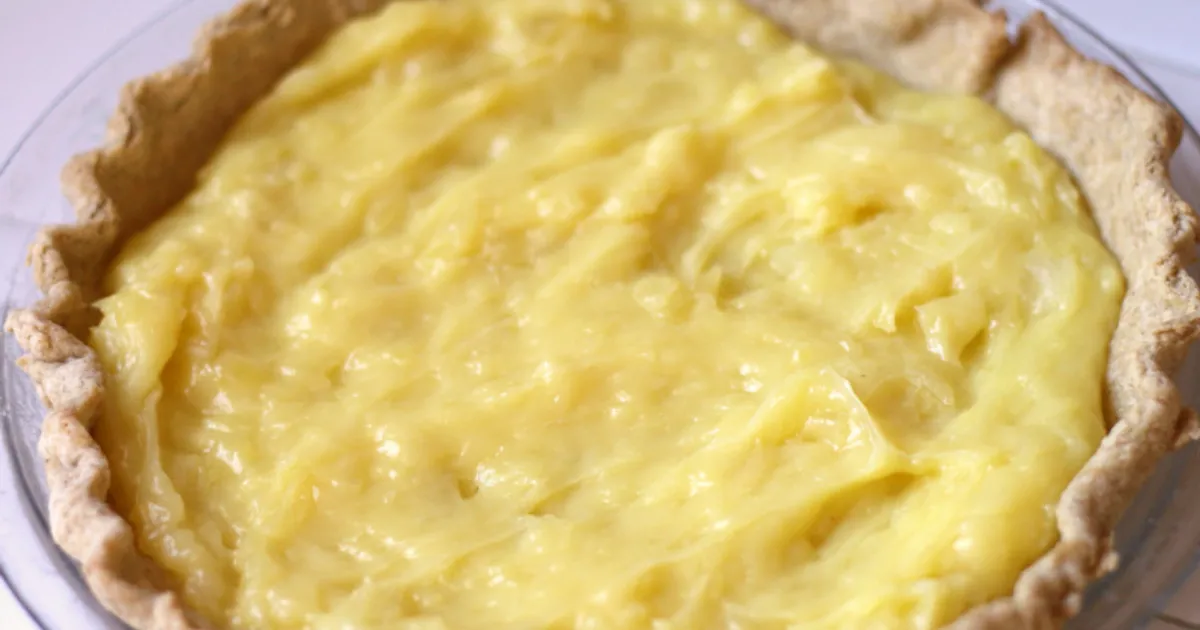 Aprenda a fazer uma deliciosa torta de abacaxi com recheio três leites, perfumado com cravo...