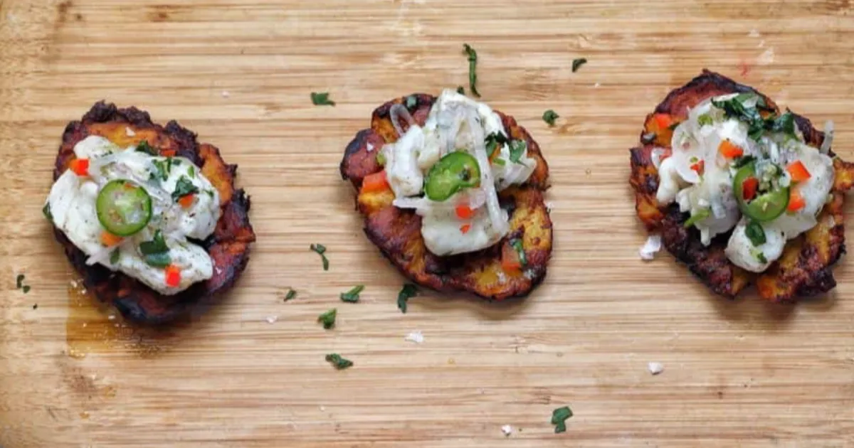 Aprenda a fazer patacones crocantes acompanhados de um delicioso ceviche. Uma receita fácil e irresistível...