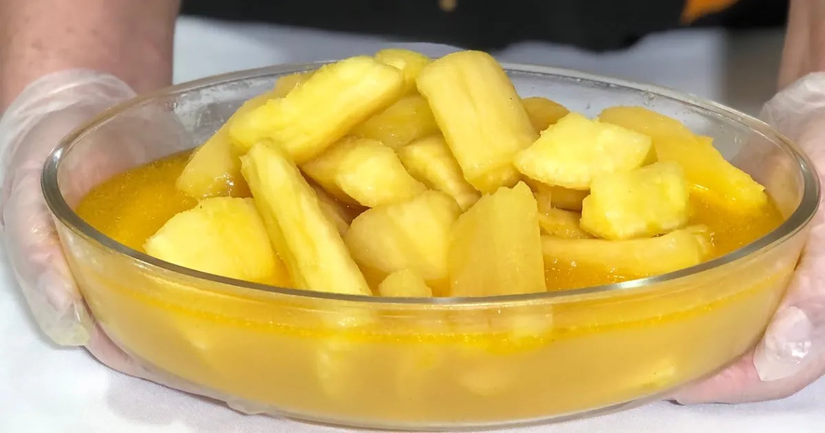 Descubra como preparar um aipim cozido com manteiga macio e saboroso. Esta receita simples e...