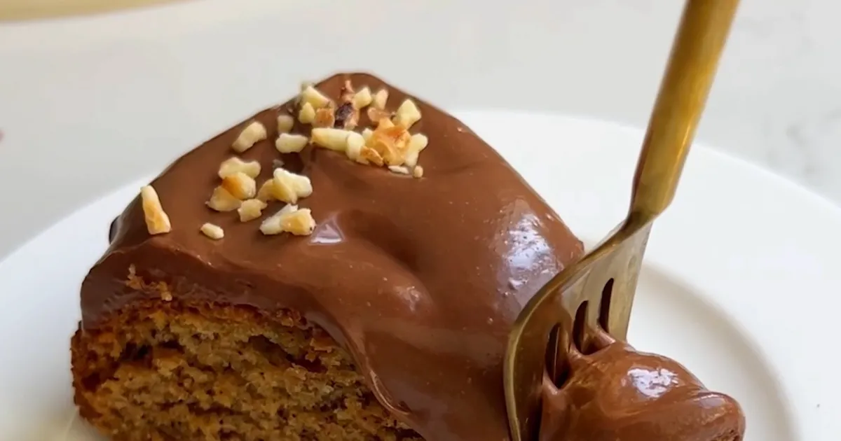 Aprenda a fazer um irresistível bolo de banana com chocolate, coberto com uma deliciosa calda...