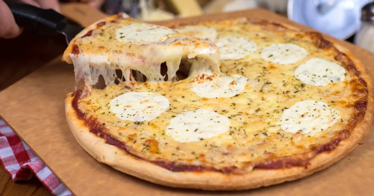 Aprenda a fazer em casa uma deliciosa pizza de 5 queijos com nossa receita passo...