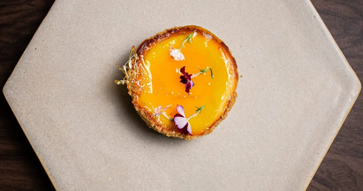 Aprenda a fazer uma deliciosa e fácil receita de Cheesecake com calda de bergamota. Surpreenda...