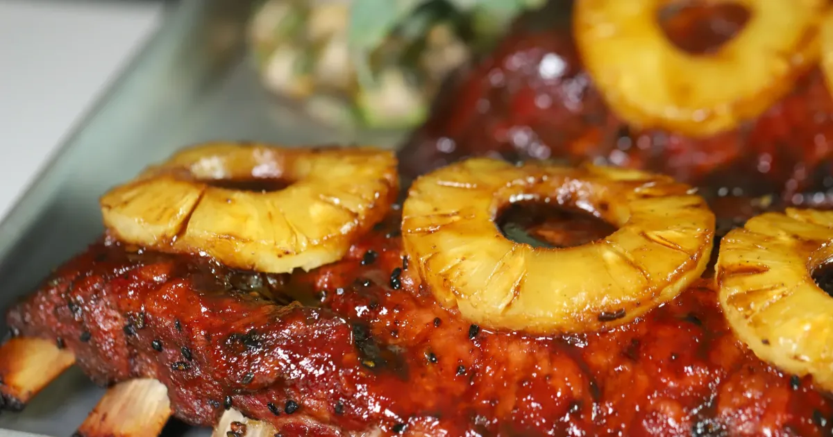 Aprenda a fazer uma deliciosa costelinha de porco com abacaxi na churrasqueira e surpreenda seus...