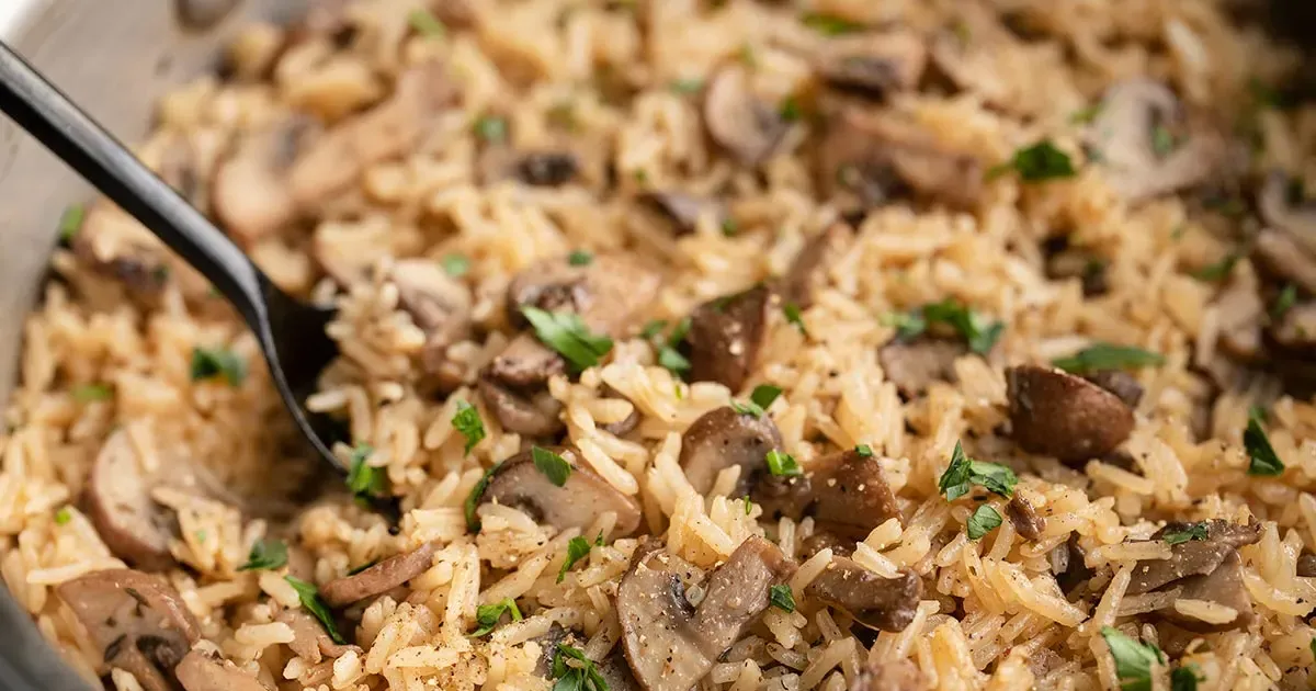 Aprenda a fazer uma deliciosa e prática receita de arroz de cogumelo com tomate em...