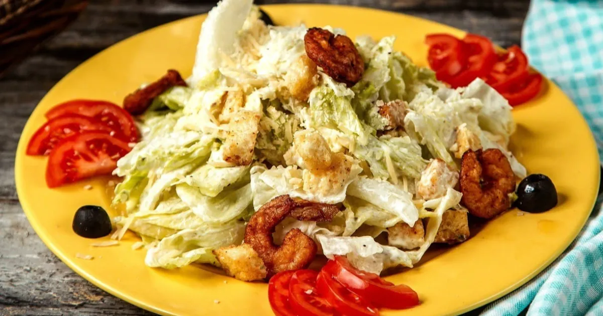 Descubra como preparar uma deliciosa salada sertaneja com molho de caju! Uma receita leve, nutritiva...