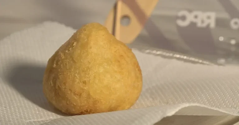 Coxinha com massa de mandioca e recheio de strogonoff