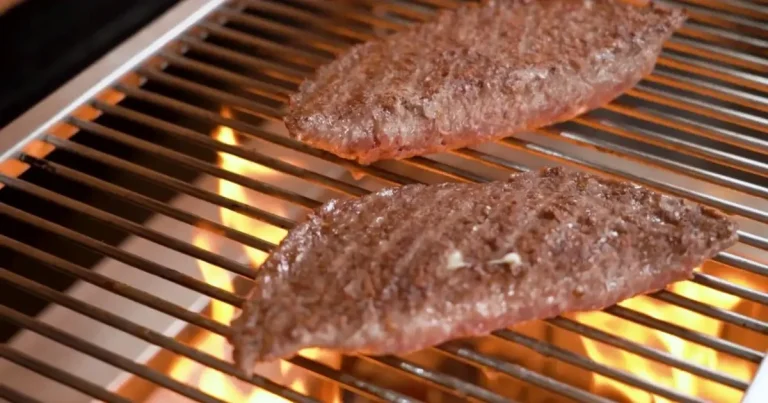 Pastel com massa de carne feito na brasa
