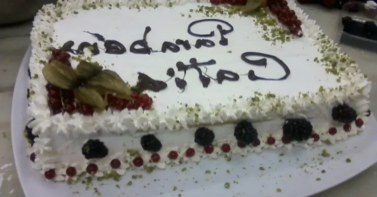 Foto da receita de bolo de massa folhada com recheio chantily e frutos silvestres