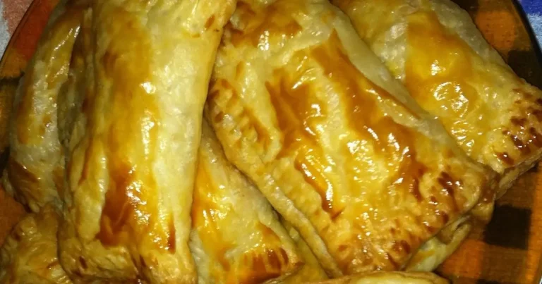 Foto da receita de Pastel Assado de Massa Folhada Prático