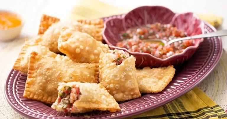 Foto da receita de Pastel caseiro recheado com carne moída e ovo de codorna