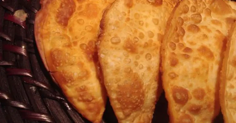 Foto da receita de Pastel com recheio de queijo camembert e pera