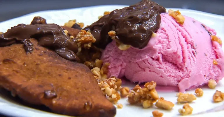 Foto da receita de Pastel de Banana Caramelada com Creme de Avelã e Sorvete