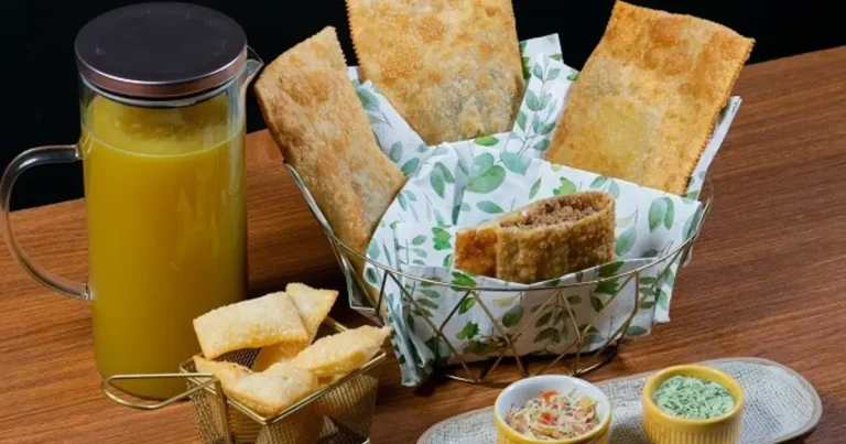 Foto da receita de Pastel de carne com queijo, vinagrete de repolho e maionese verde