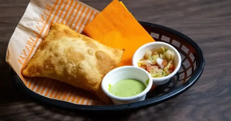 Pastel de carne de panela com queijo, maionese de ervas e cebola caramelizada