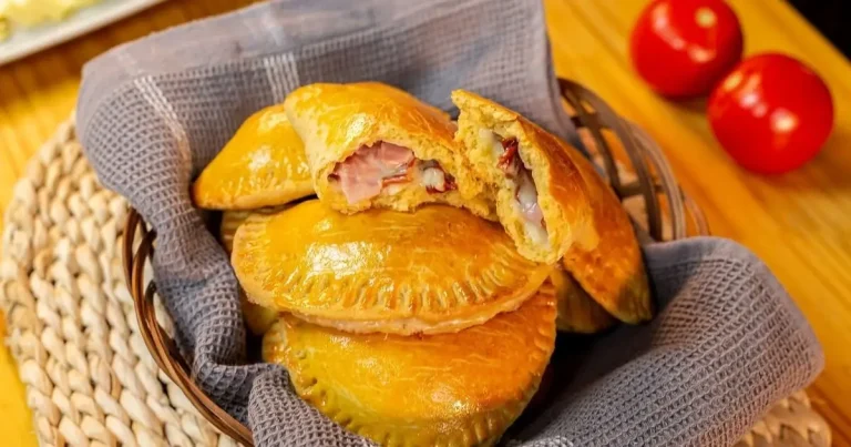 Foto da receita de Pastel de forno com recheio cremoso de mortadela