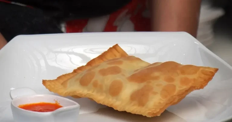 Foto da receita de Pastel de Palmito com Gema Mole e Molho de Pimentão Doce