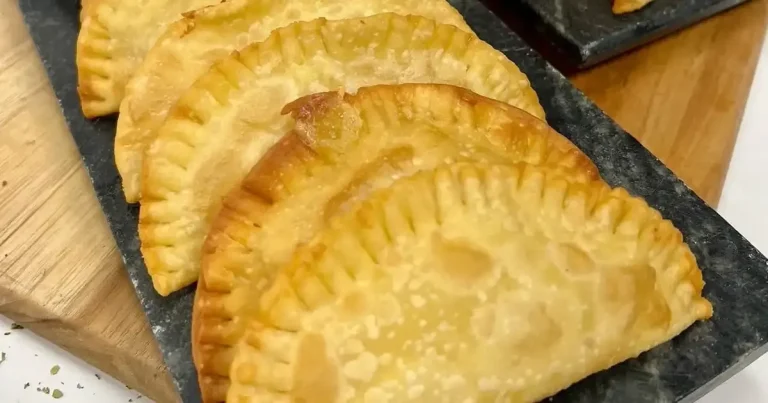 Pastel de queijo ao molho de tomate e cebola caramelizada