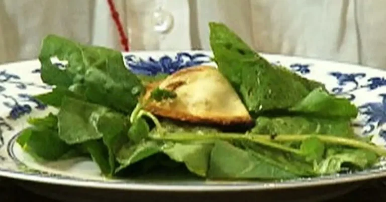 Foto da receita de Pastel de rabada com salada verde