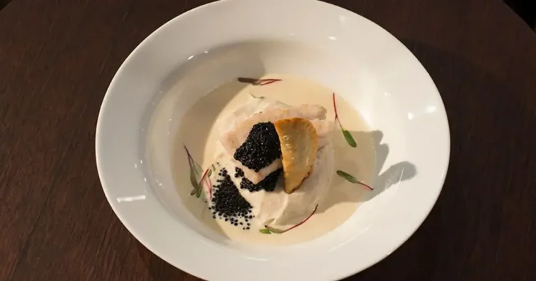 Foto da receita de Robalo ao molho de champanhe, com purê de inhame e pastel de caviar