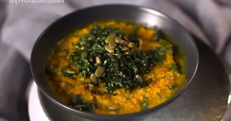 Sopa de abóbora com carne seca e crispy de couve