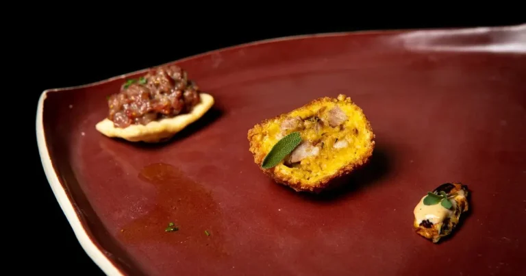 Foto da receita de Steak tartare em massa de pastel, bolinho de panceta com mandioquinha e mexilhão com creme de castanha