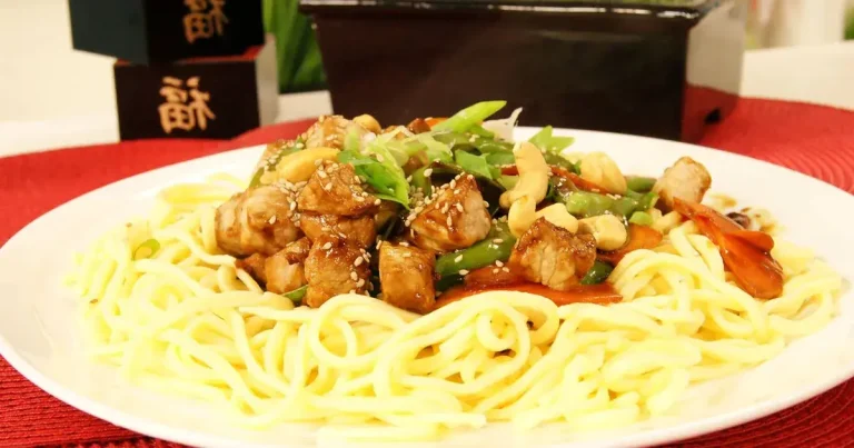 Foto da receita de Espaguete Oriental com Lombo e Castanha de Cajú