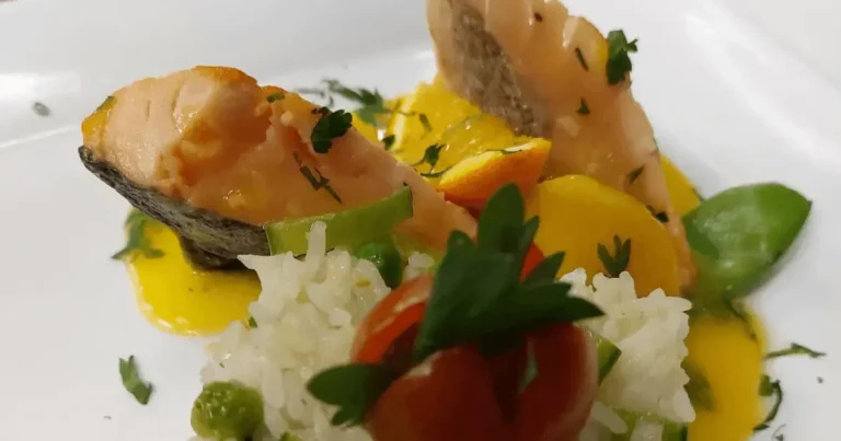 Foto da receita de Filé de salmão e arroz com ervilhas frescas
