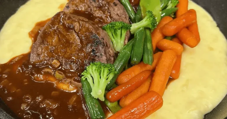 Foto da receita de Filé mignon ao molho de cerveja escura com aligot e legumes na manteiga