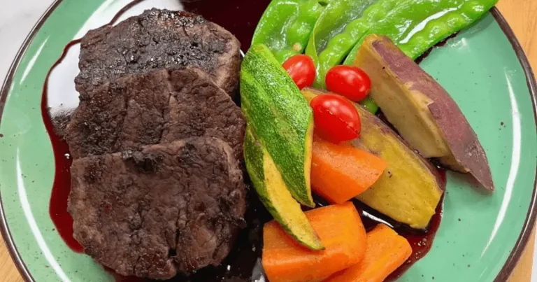 Foto da receita de Filé mignon ao molho de vinho com legumes salteados na manteiga