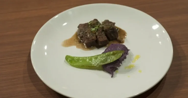 Foto da receita de Maminha com purê de batata roxa e ervilha torta