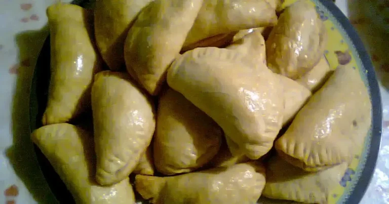 Foto da receita de Pastel com massa de requeijão assado