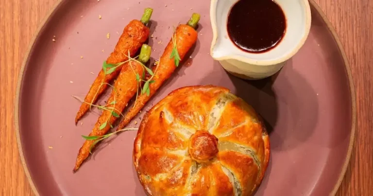 Foto da receita de Pithivier de pato com foie gras, mousseline e trufas ao molho de vinho e amoras