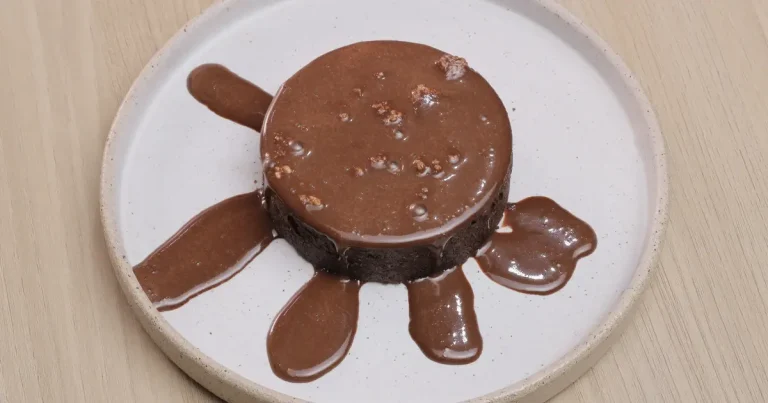 Foto da receita de Torta de chocolate com crumble de amendoim