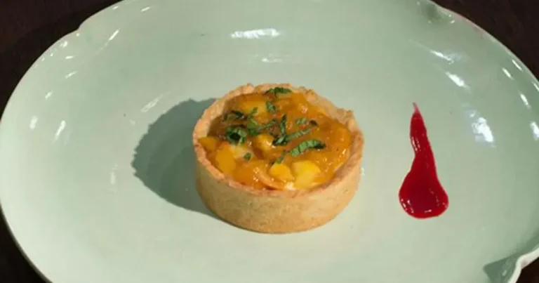 Foto da receita de Torta de frutas amarelas com coulis de frutas vermelhas