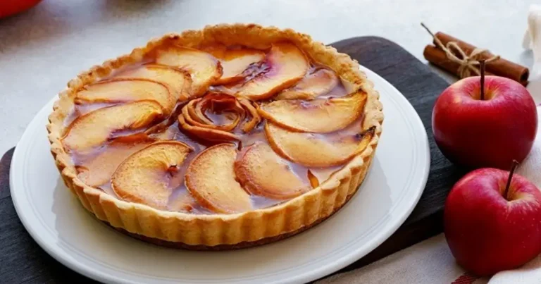 Foto da receita de Torta de Maçã com Gelatina de Frutas Frescas