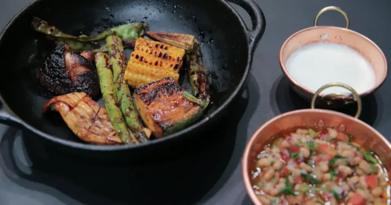 Foto da receita de Legumes grelhados com creme azedo e vinagrete de feijão manteiguinha