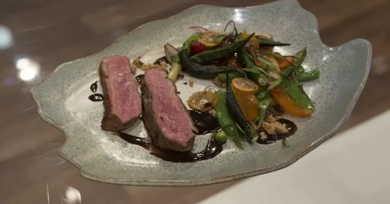Foto da receita de Magret de Pato com Redução de Vinho com Açaí e Quiabos