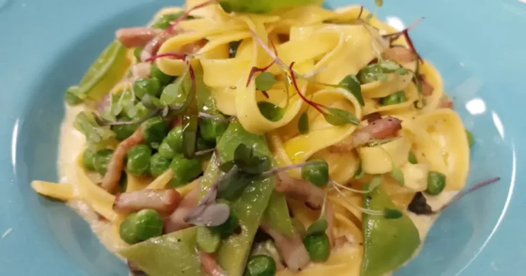 Foto da receita de Massa com bacon cremoso