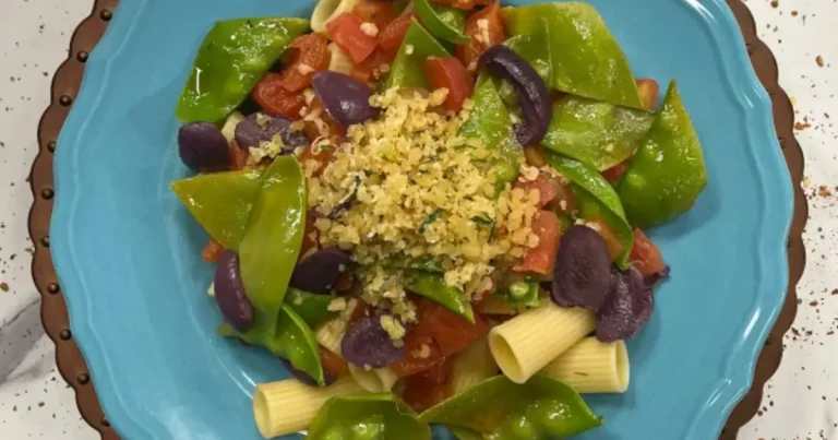 Foto da receita de Rigatoni com molho de tomate fresco e ervilhas