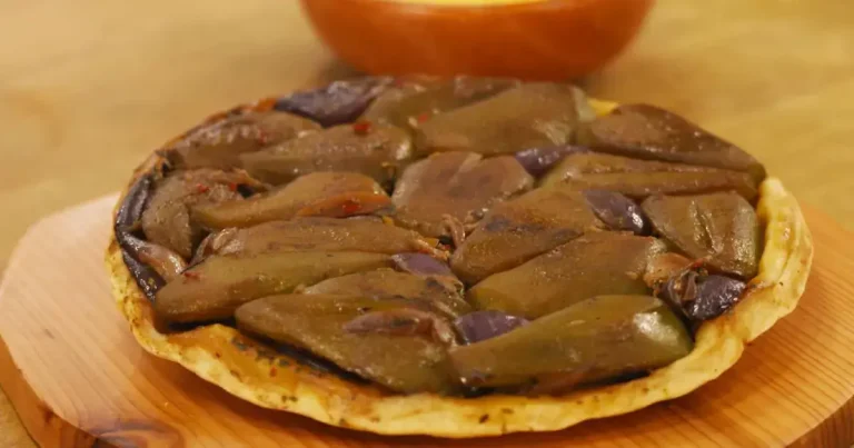 Foto da receita de Tarte Tatin de Chuchu com Molho Holandês