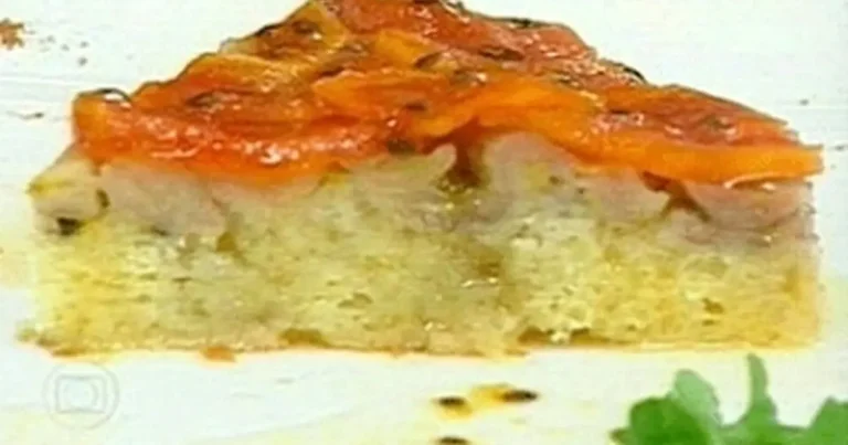 Foto da receita de Torta Caramelada de Banana, Mamão e Maracujá