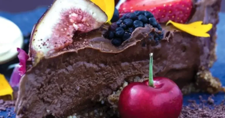 Foto da receita de Torta de Amêndoas com Tâmaras, Ganache Vegana de Cacau e Frutas Vermelhas