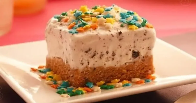 Foto da receita de Torta de biscoito e doce de leite com sorvete de flocos