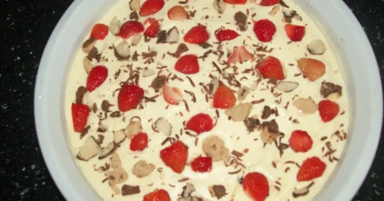 Foto da receita de Torta de Bolacha com Morangos e Chocolate