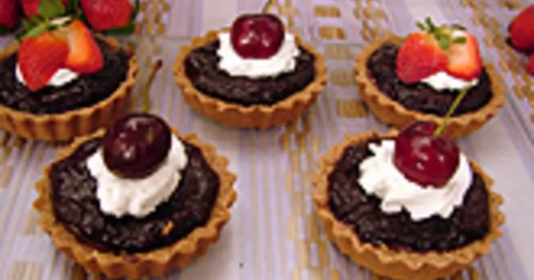 Foto da receita de Torta de brigadeiro com frutas vermelhas