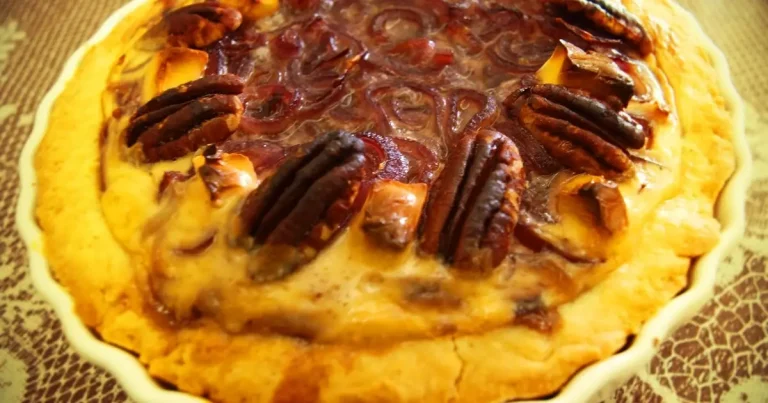 Foto da receita de Torta de Cebola Roxa com Nozes Pecan, Mel e Queijo Processado