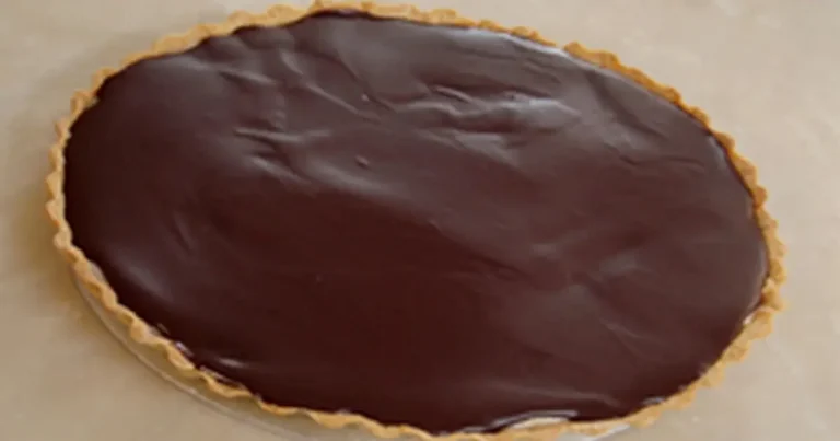 Foto da receita de Torta de cupuaçu com espelho de chocolate amargo